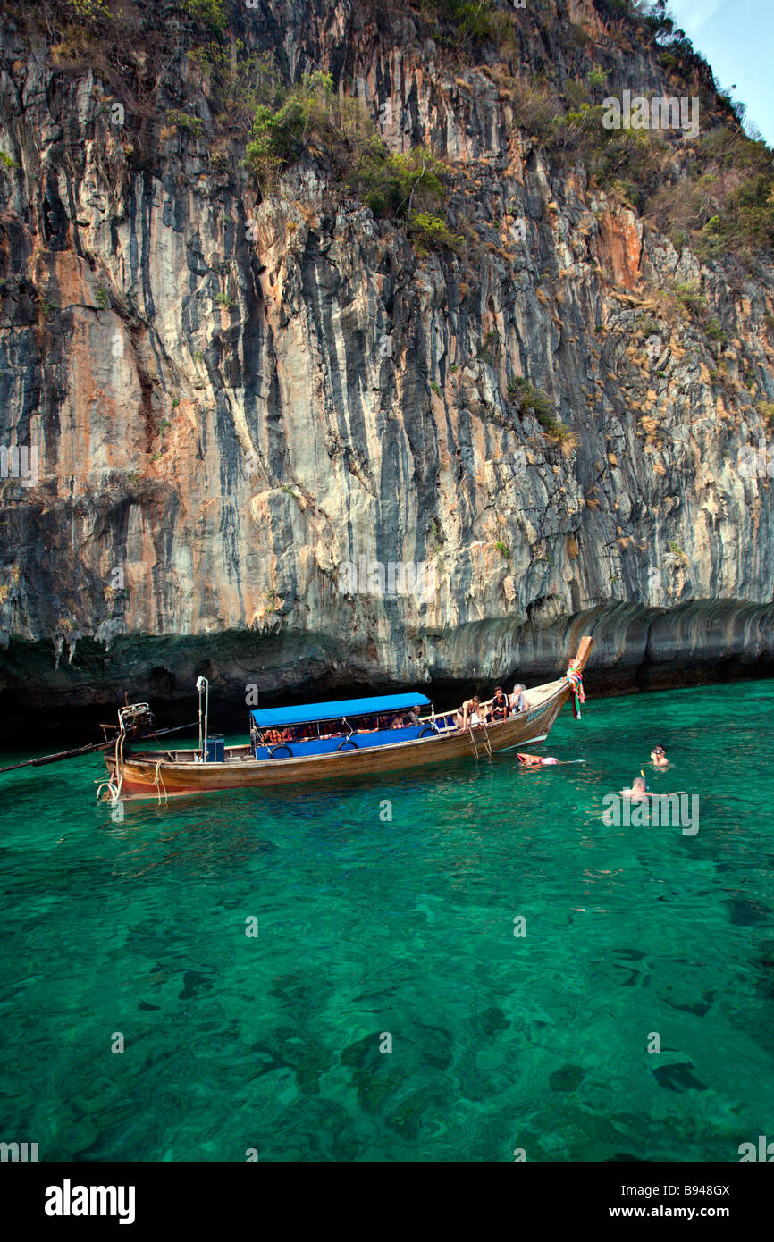 Southern Thailand: Phi-Phi Leh: Long-Tail Boat in Loh Samah Bay Stock Photo