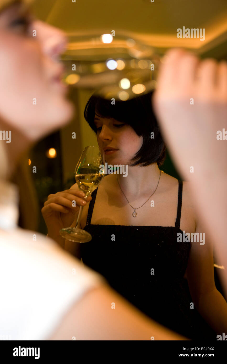 Frauen trinken Sekt an der Hotelbar Stock Photo
