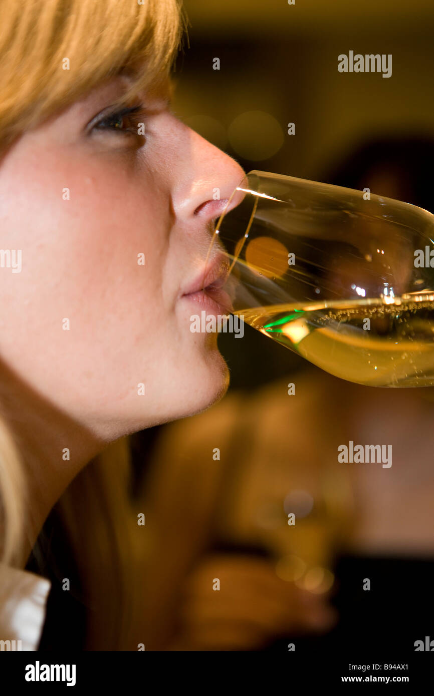 frau trink alleine an der hotelbar alkohol Stock Photo