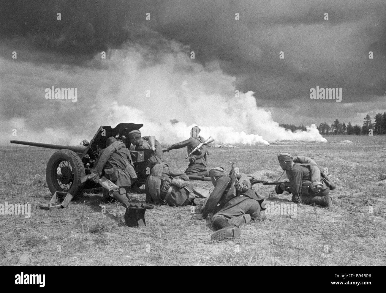 Central front gunners battering Direct fire from sorokopyatka a 45 mm antitank gun Stock Photo