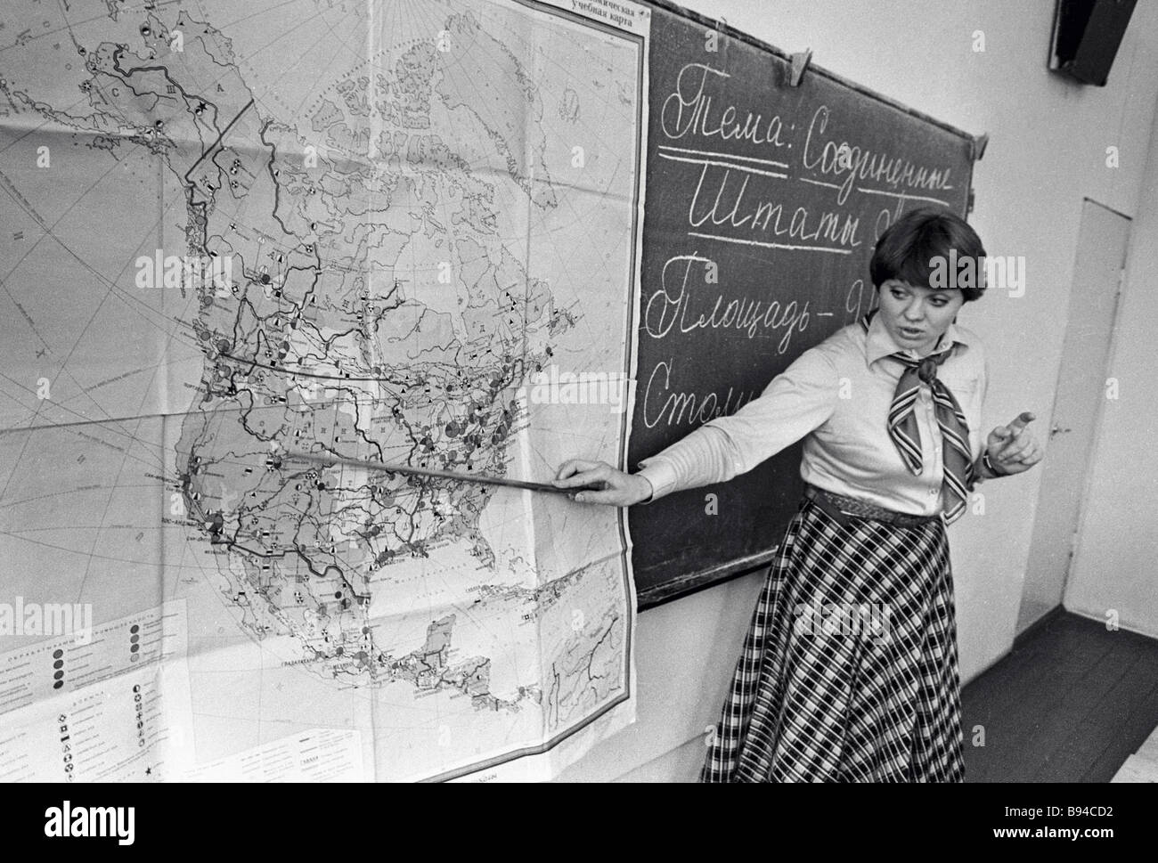 Преподаватель ссср. Советская учительница. Преподавание истории в школе. Учитель истории. Училка СССР.