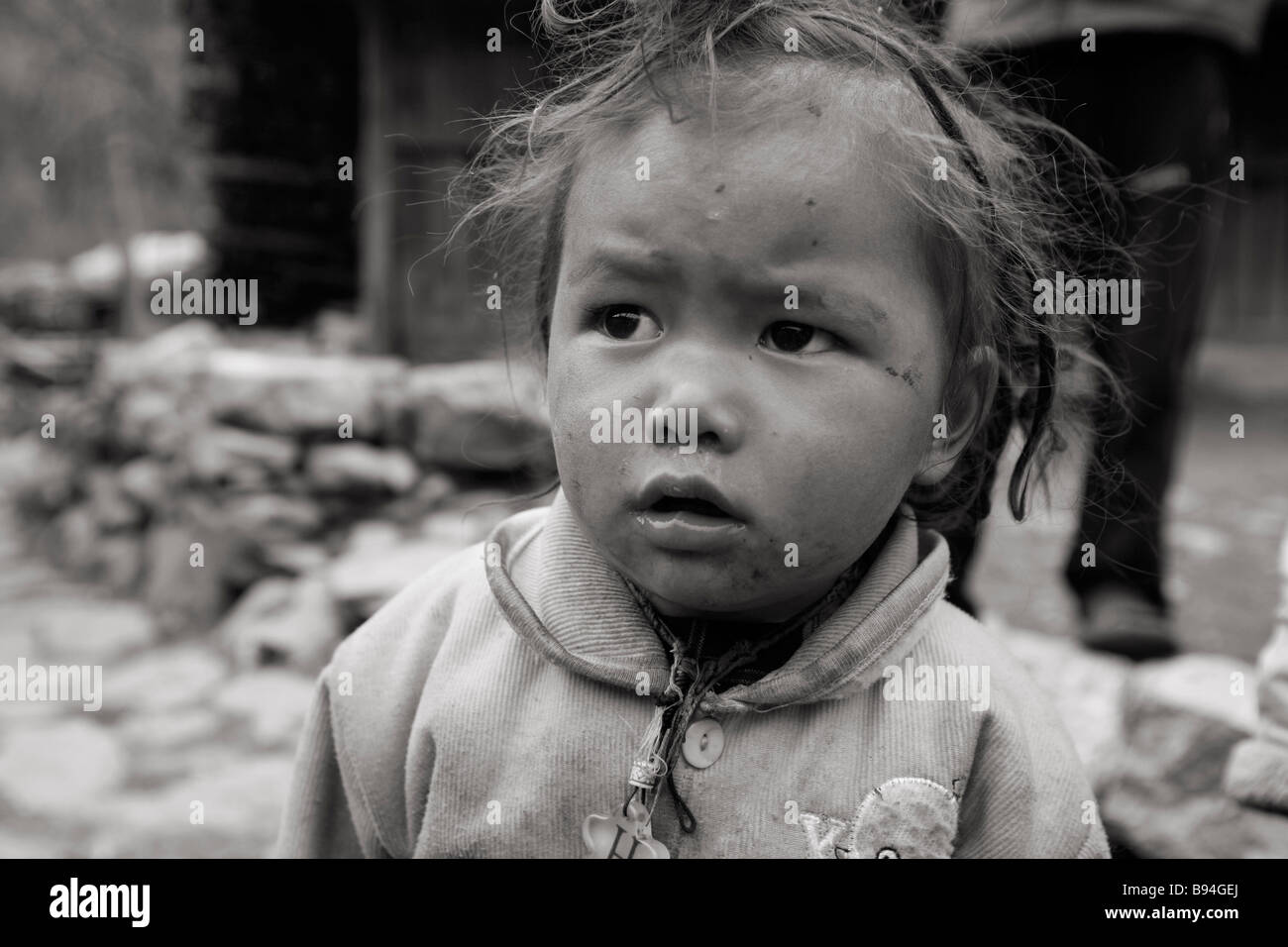 Annapurna Nepal 20 March 2008 Poor and dirty little girl in village on the trekker s trail Stock Photo