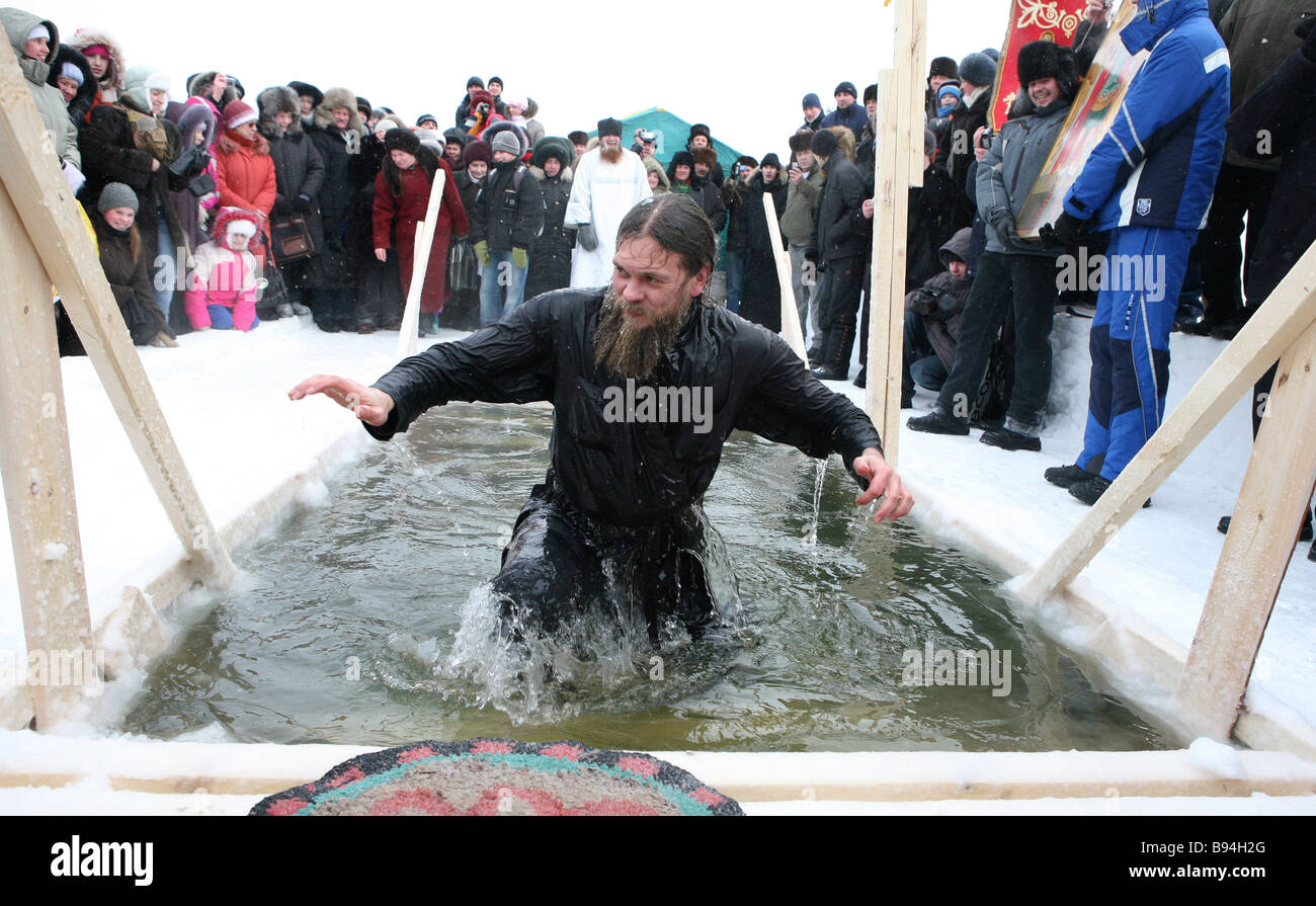Купание в проруби. Священник купается в проруби. Водосвятие на крещение. Священник в проруби. Окунуться в святой источник.