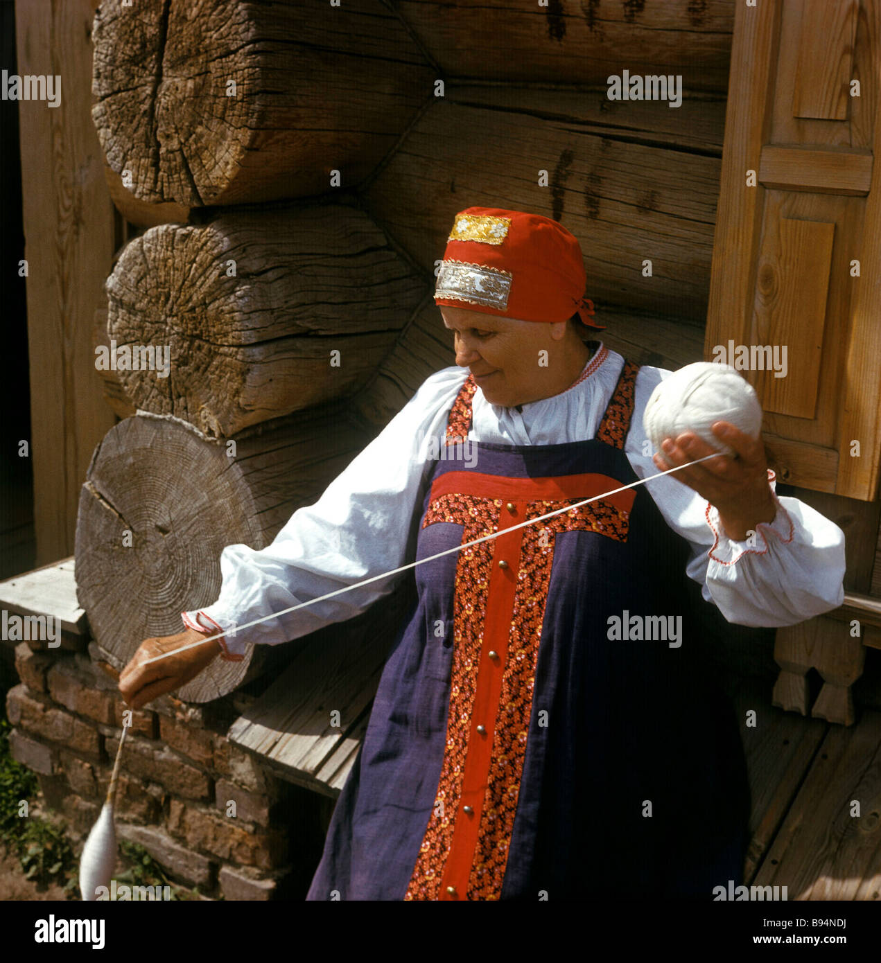Не прядет не ткет а людей одевает отгадка