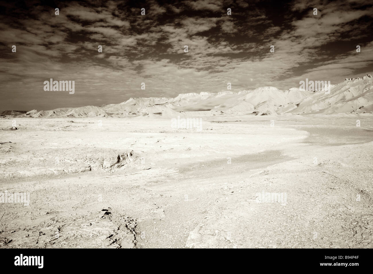 Black and white desert hi-res stock photography and images - Alamy