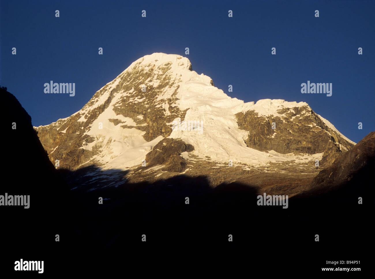 Mt Artesonraju at dawn, seen from Taullipampa on Llanganuco - Santa Cruz circuit, Cordillera Blanca, Peru Stock Photo