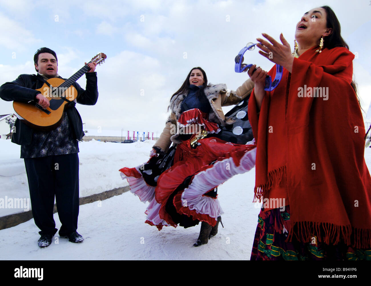 патрина шаркози. цыгане в зимней одежде. цыгане зимой. цыганка зимой. цыгане зимой.