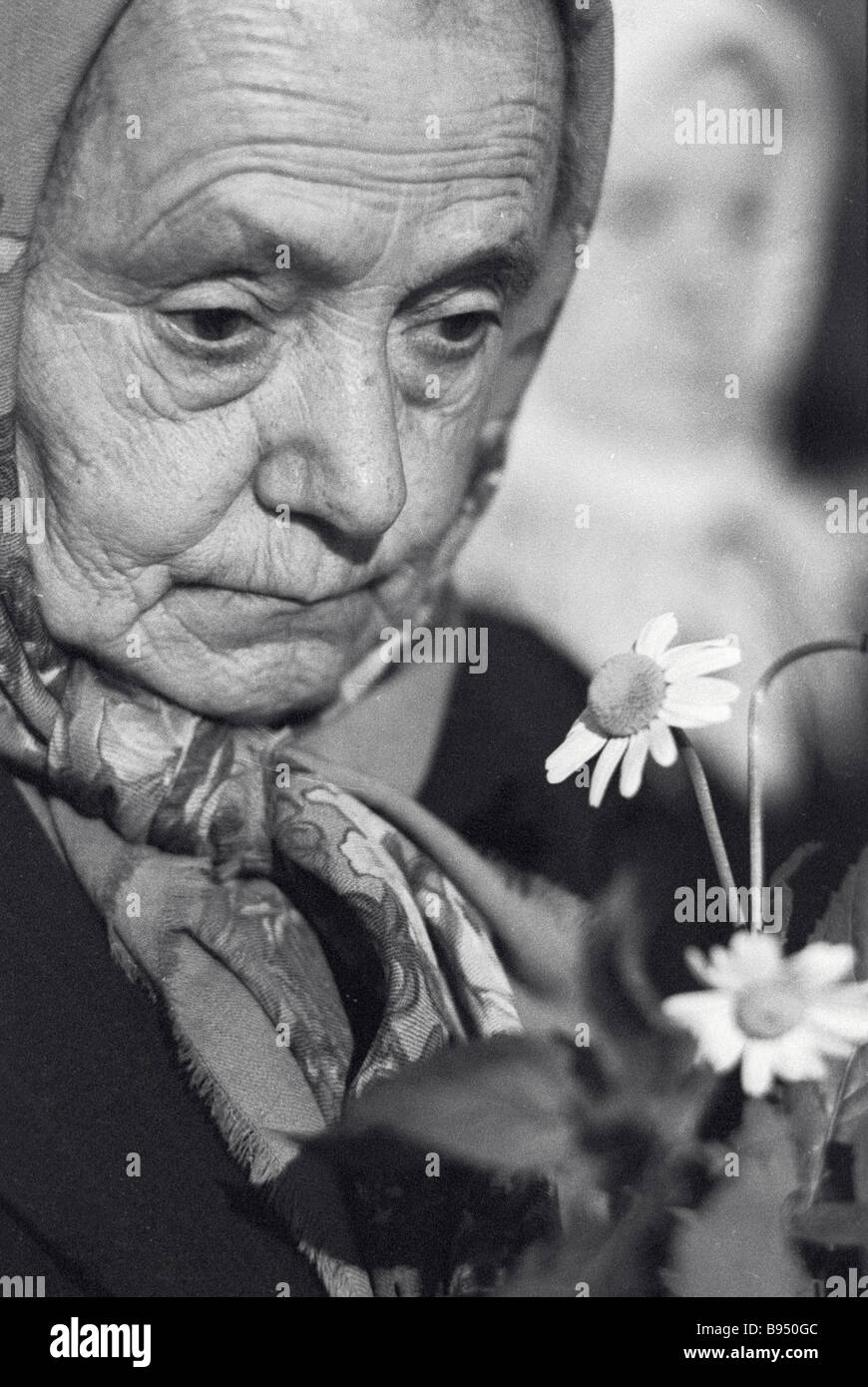 Mother whose two sons died in WWII with a bunch of daisies Stock Photo