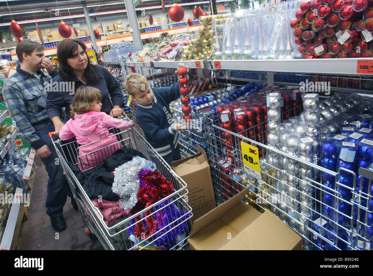 Christmas Shopping In A Metropolitan Hypermarket Stock Photo - Alamy