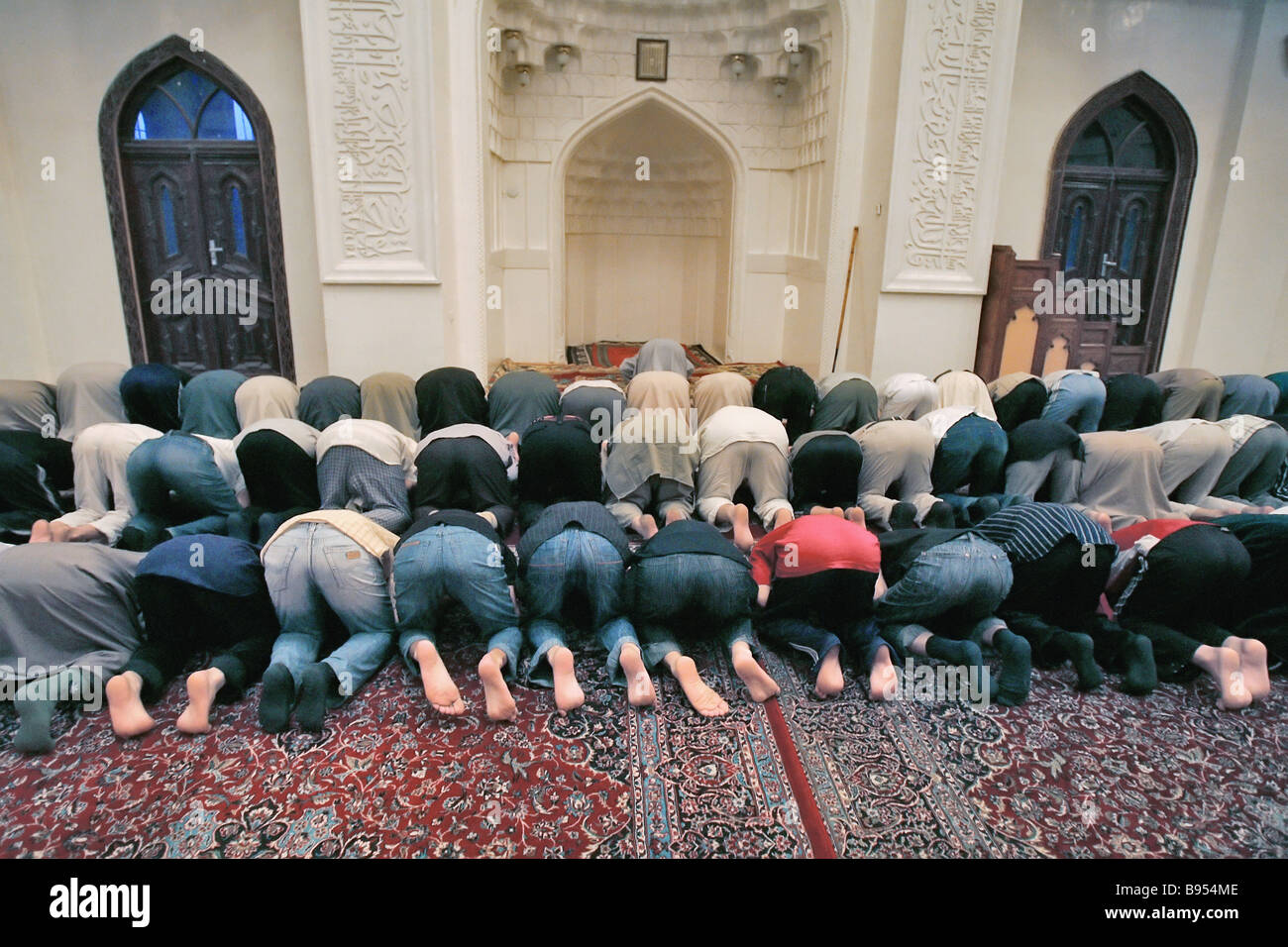 Притесненных мусульман. Поклонение мусульман. Мусульмане в мечети. Намаз в мечети. Поклонение в мечети.