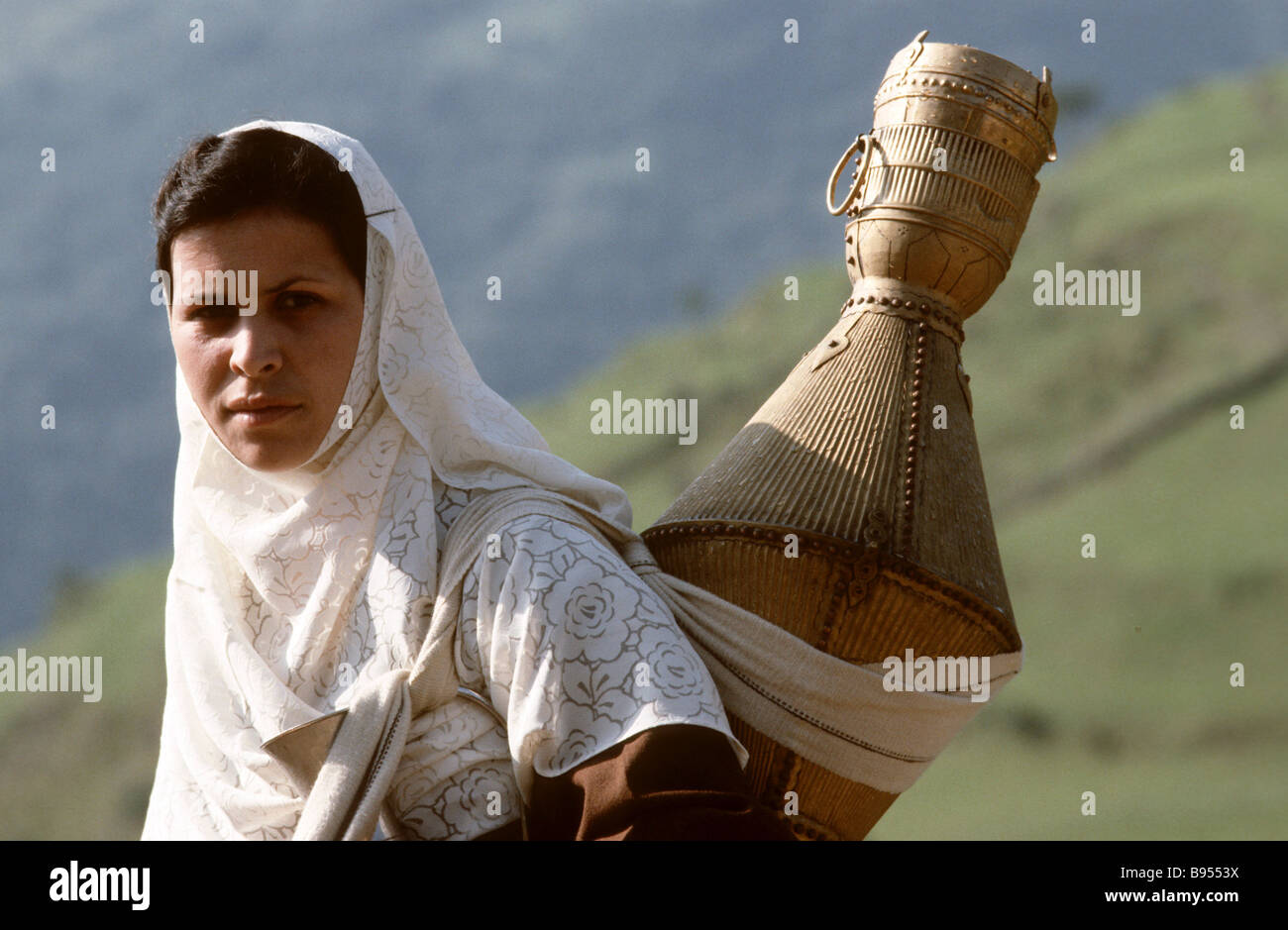 Девушка горянка с кувшином. Горянка с кувшином чечня. Горянка с кувшином. Горянка с кувшином. Горянка с кувшином.