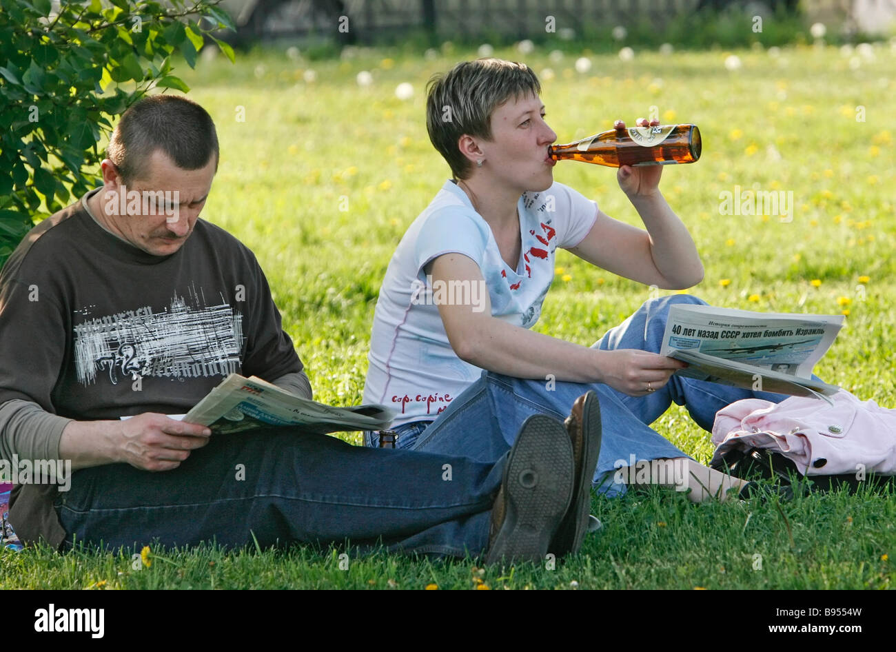 распитие в парке. алкоголизм молодежи. пить в общественном месте. пить в общественном месте. парень с пивом.