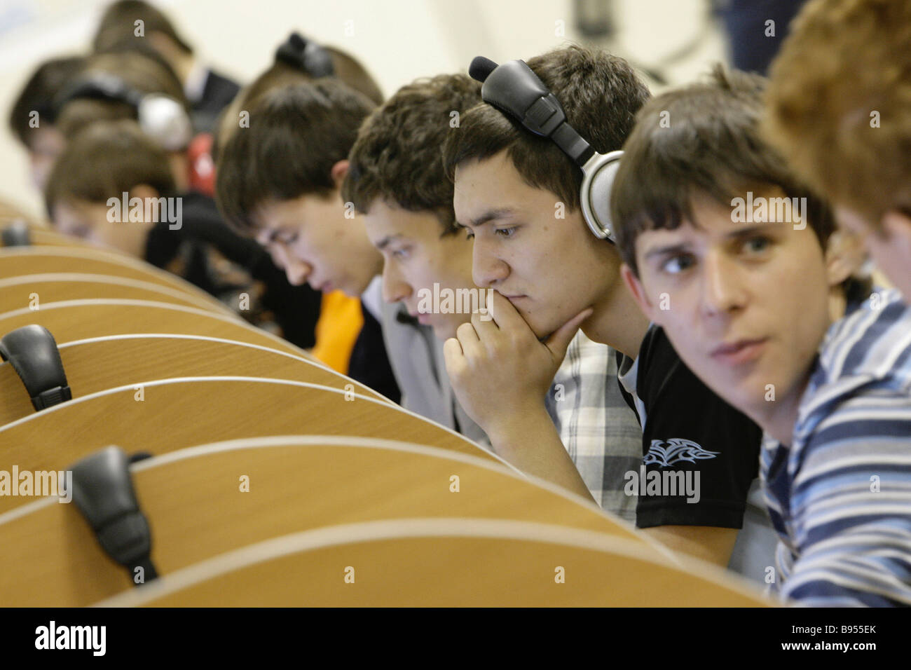 Студент 11. Школа брукс в москве. Студенческие стартапы. Новый студент. Ученик с учебником.