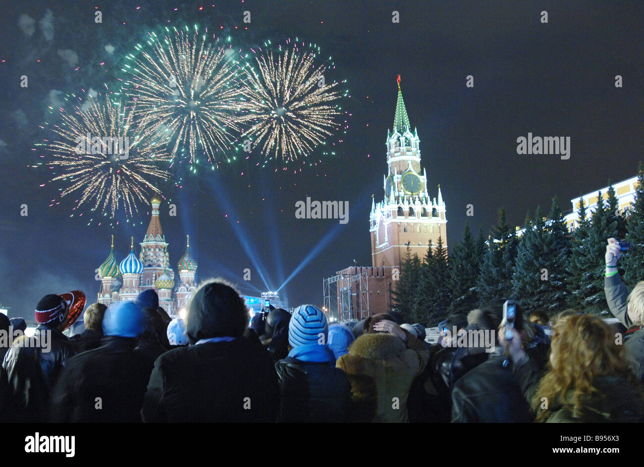 В россии новый год 1 отметят. Новогодний салют на красной площади. Красная площадь новый год. Салют на красной площади на новый год. Встреча нового года в Москве на красной площади.