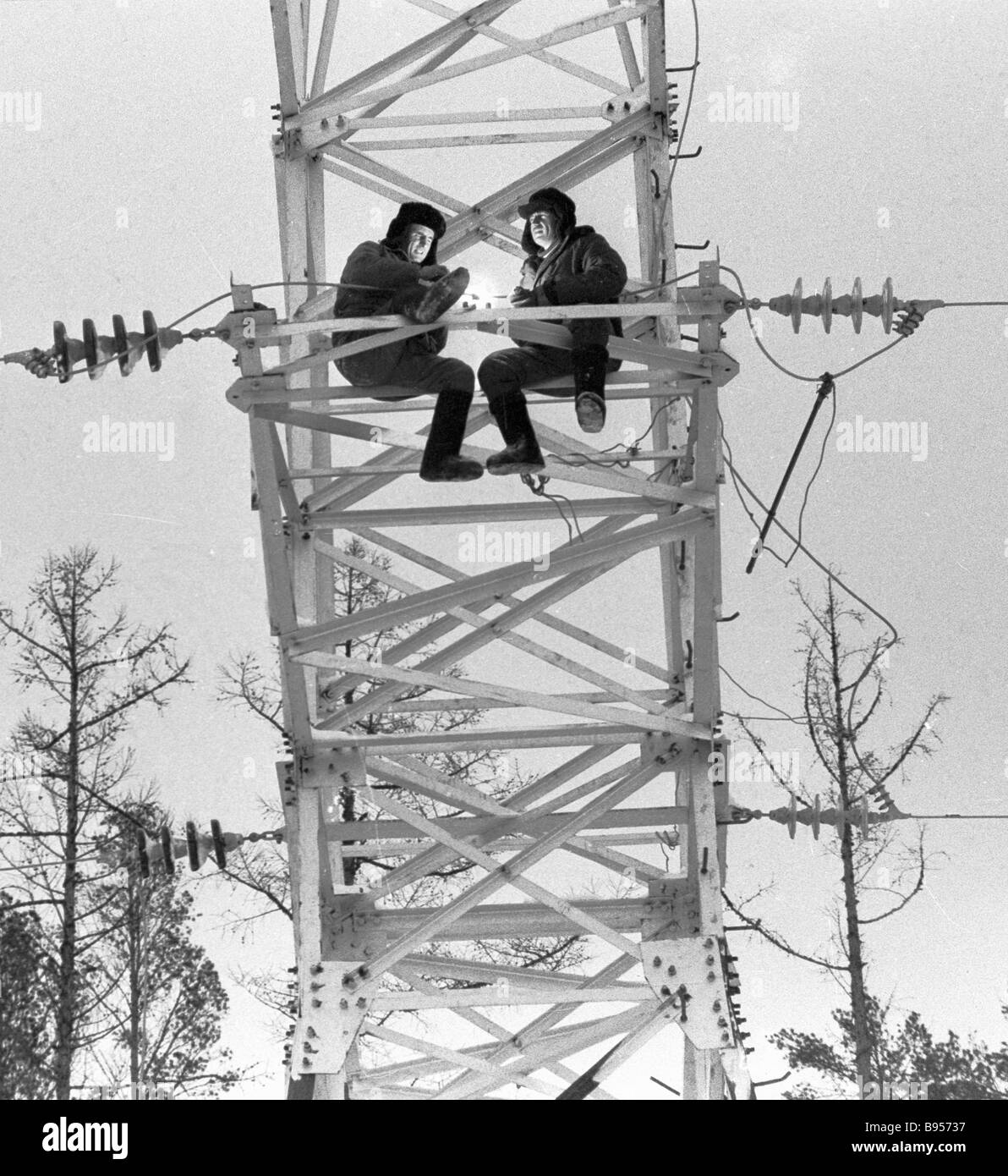 Steeplejacks repairing transmission lines at the Ust Ilimsk hydro power plant Stock Photo Alamy