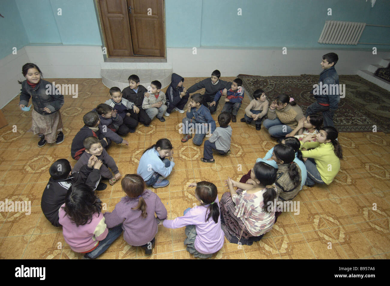 Цыгане учатся. Цыгане учатся. Цыганская школа. Цыгане дети. Цыганская школа.