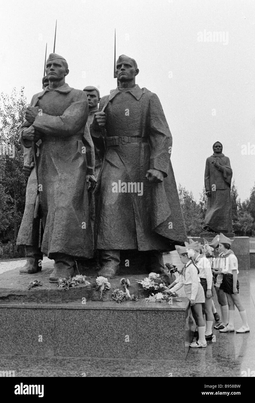 Pioneers lay flowers to the Mother monument in Zhodino Stock Photo - Alamy