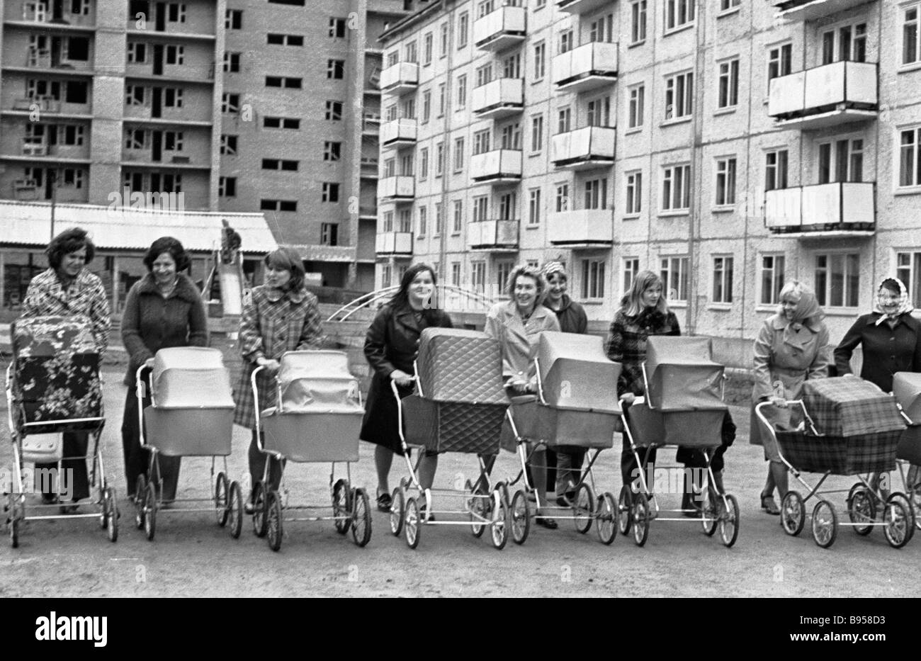 Советское время мам. Детские коляски в 70-е годы. Коляски 70 годов. Коляски в Советском Союзе. Детские коляски 60-х годов.