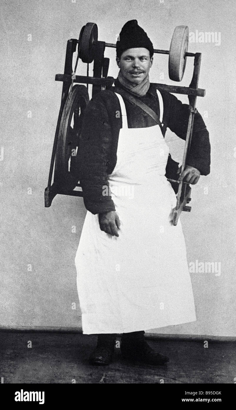 Точильщик человек. Малевич точильщик картина. Точильщик человек. Уличные точильщики ножей. Точильщик ножей.