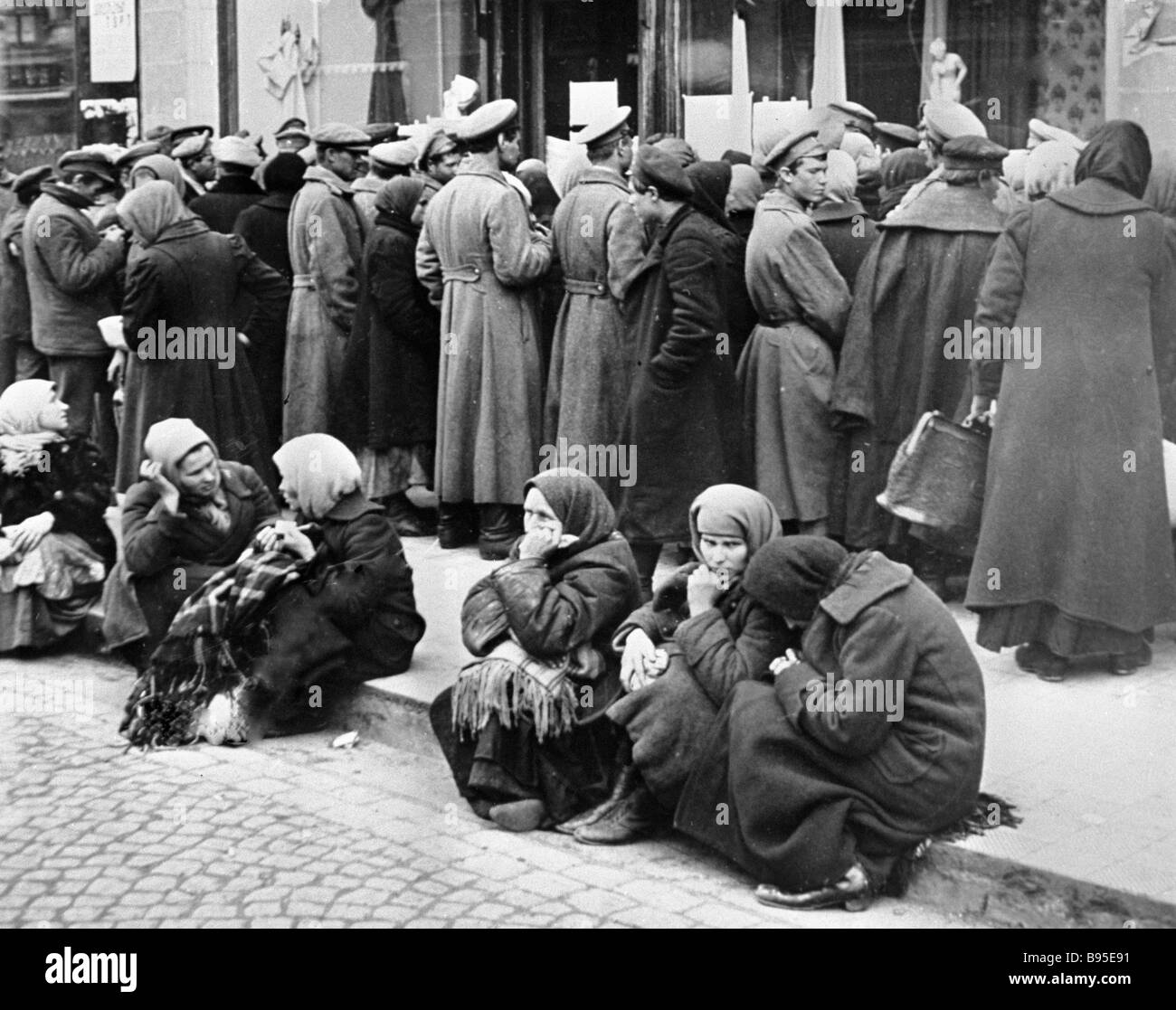 очередь за продовольствием. очередь у магазина петроград 1917 год. очередь за хлебом в блокадном ленинграде. очередь за продовольствием. очередь за хлебом в блокадном ленинграде.