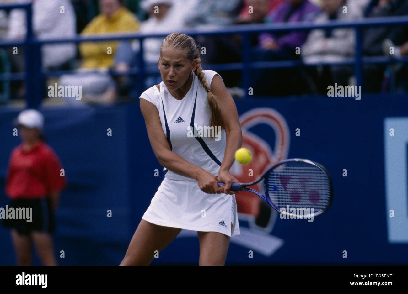 SPORT Tennis Women s Anna Kournikova at Wimbledon 2000 about to hit a ball Stock Photo