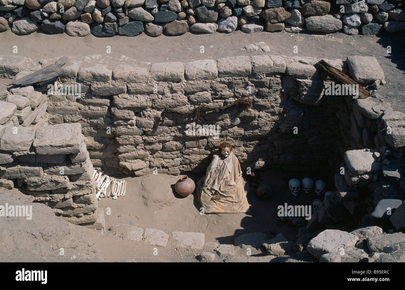 PERU Ica Administrative Division Nazca Nazca cemetery and mummified remains Stock Photo Alamy