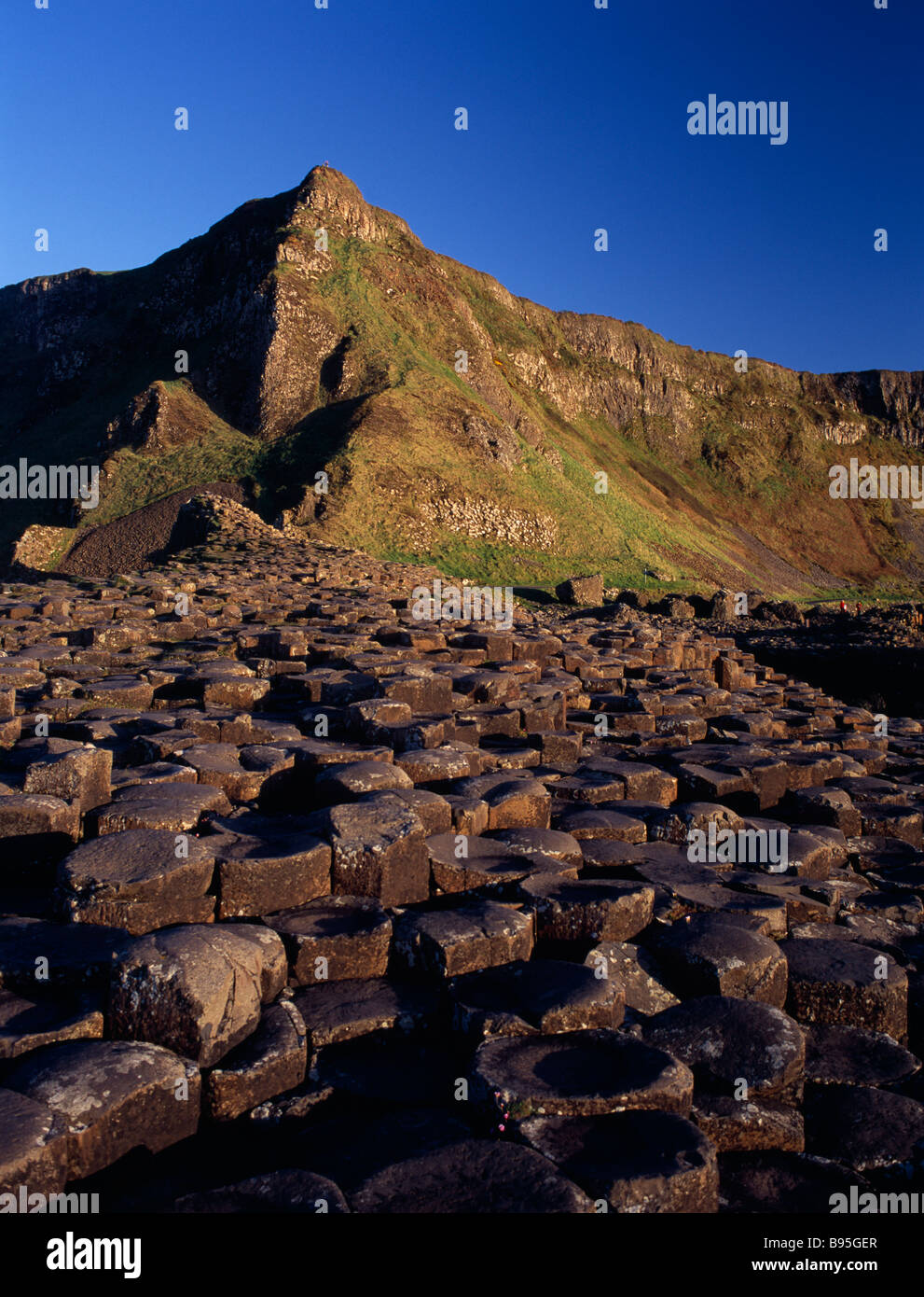 Northern Ireland, County Antrim, Giants Causeway. View over interlocking basalt lava columns southwards from the main section. Stock Photo