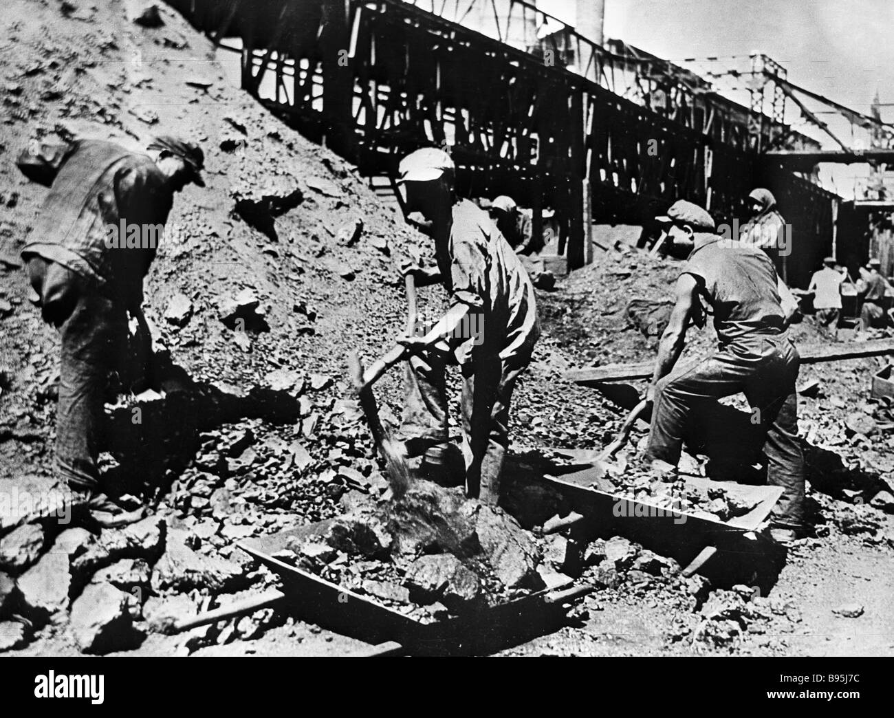 Loading coal at a mine in Gorlovki Stock Photo - Alamy