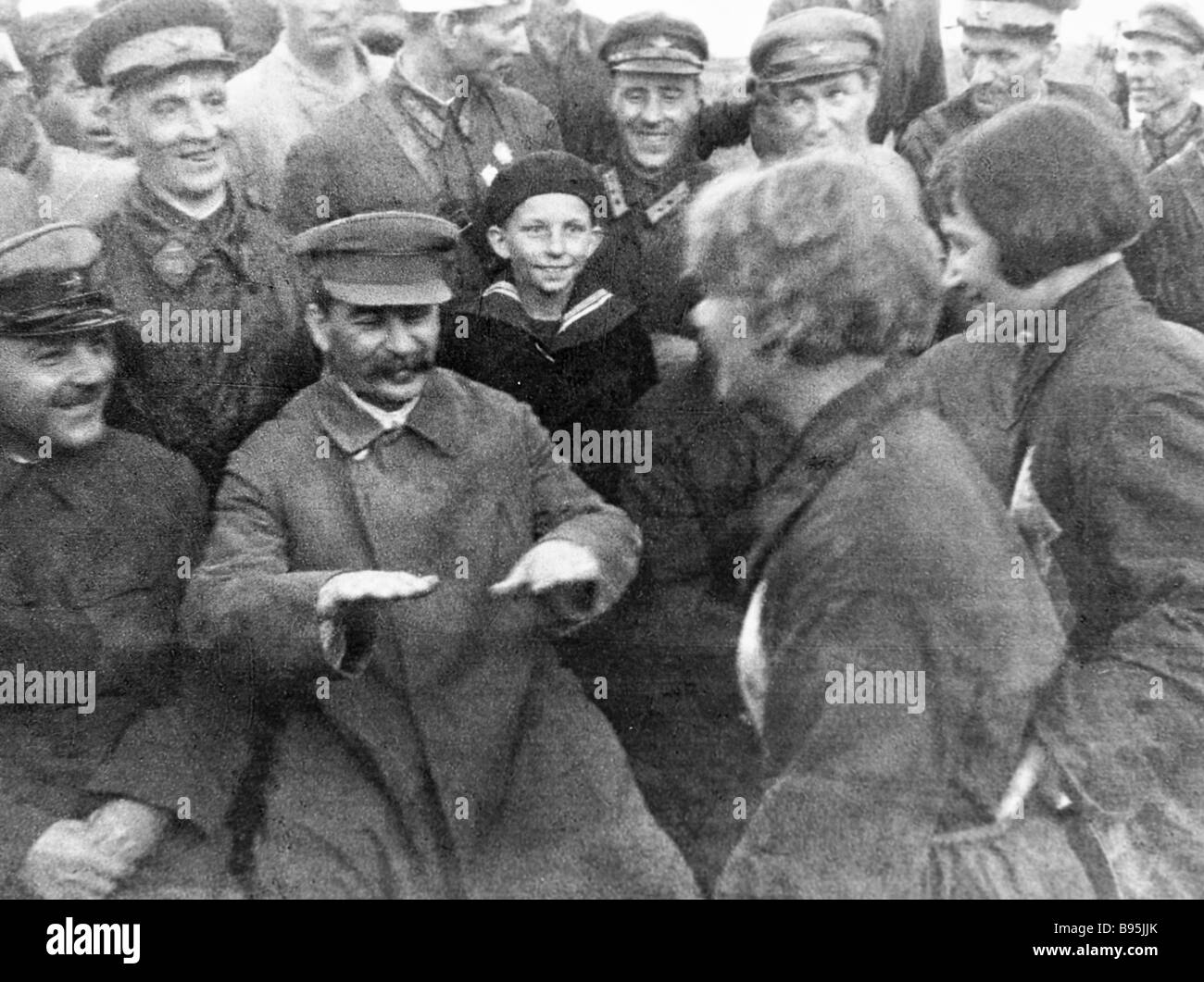 Stalin in a fur coat and Sergo Ordzhonikidze at the funeral of the stratons. Moscow. 1934 Stalin in a fur coat and Sergo Ordzhonikidze at the funeral of the stratons. Moscow. 1934