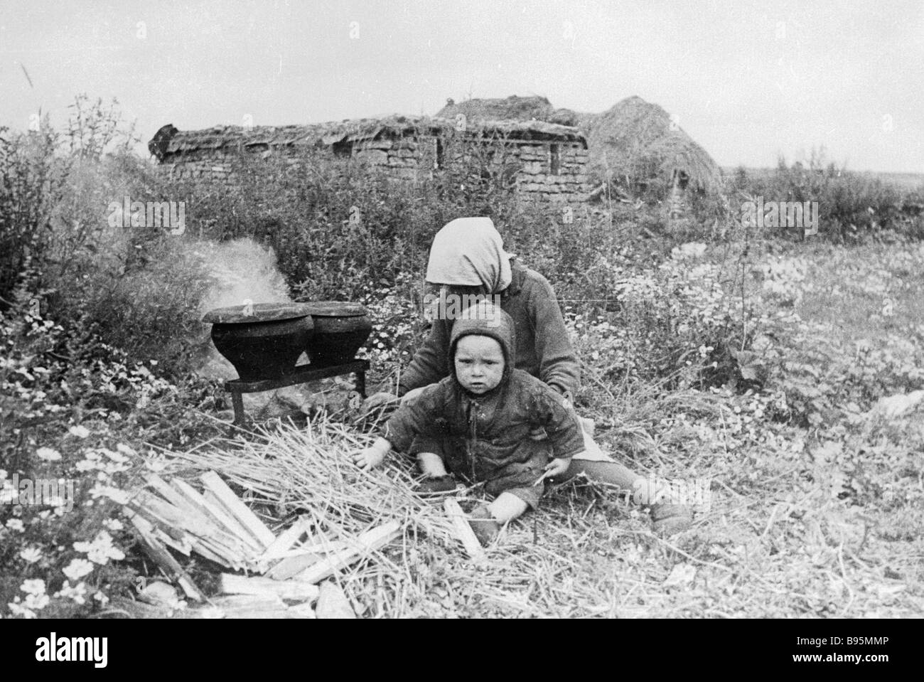 Деревня мирных жителей. Разрушенная деревня 1945 ВОВ. Дети на фронте. Дети в деревне в годы войны.