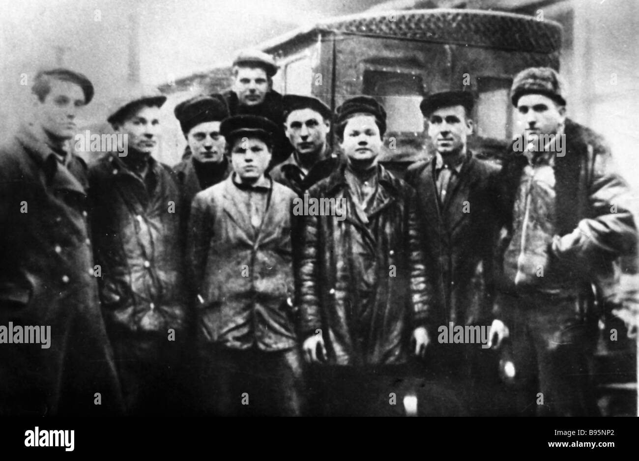 2 тракторные бригады. орловская машинно тракторная бригада. 2 тракторные бригады. тракторная бригада коктебель. заброшенный полевой стан.