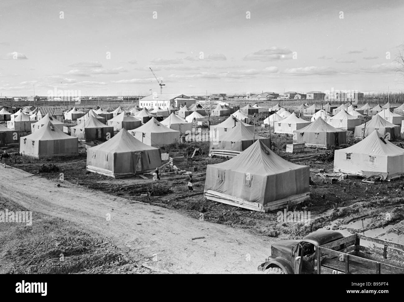 Мирные фотографии. Мирный Якутия 1955. Мирный Якутия 60-е годы. Мирный Якутия палаточный городок. Мирный Якутия 1980.