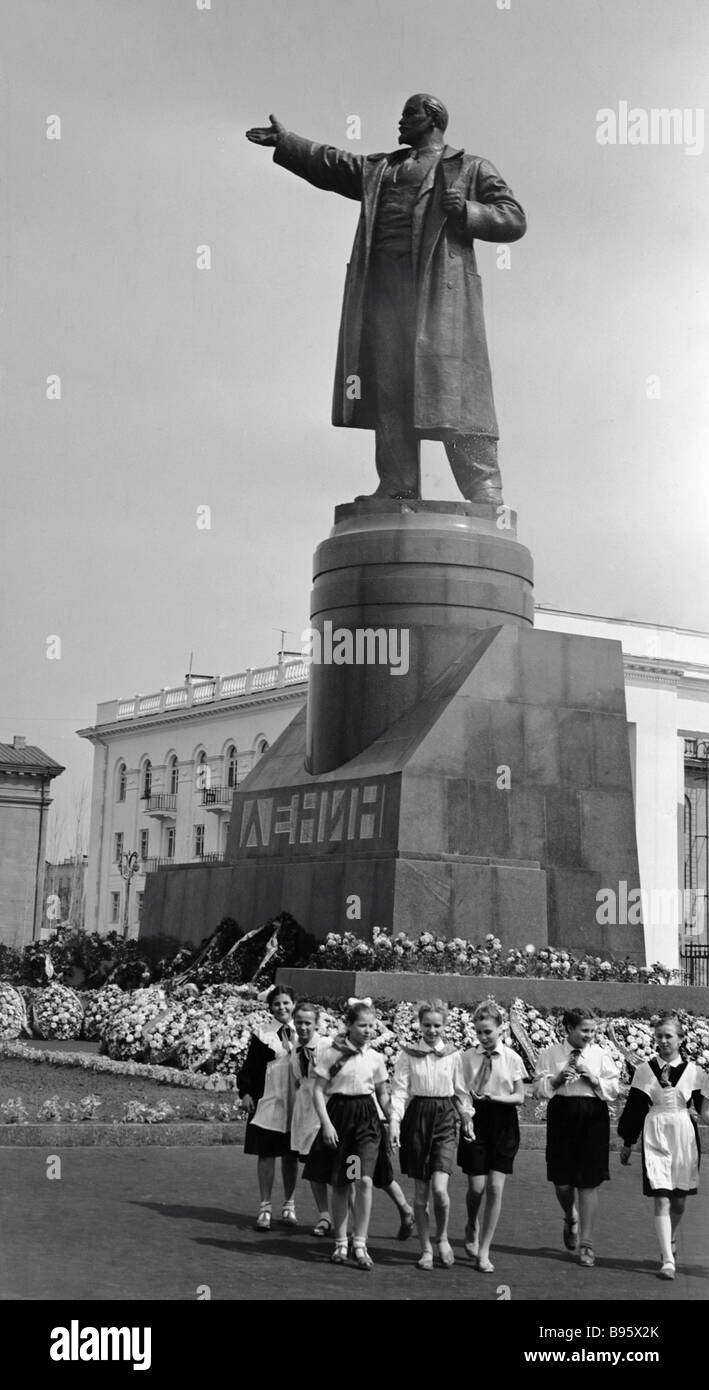 Young pioneers at the monument to Vladimir Lenin in Volgograd Stock ...