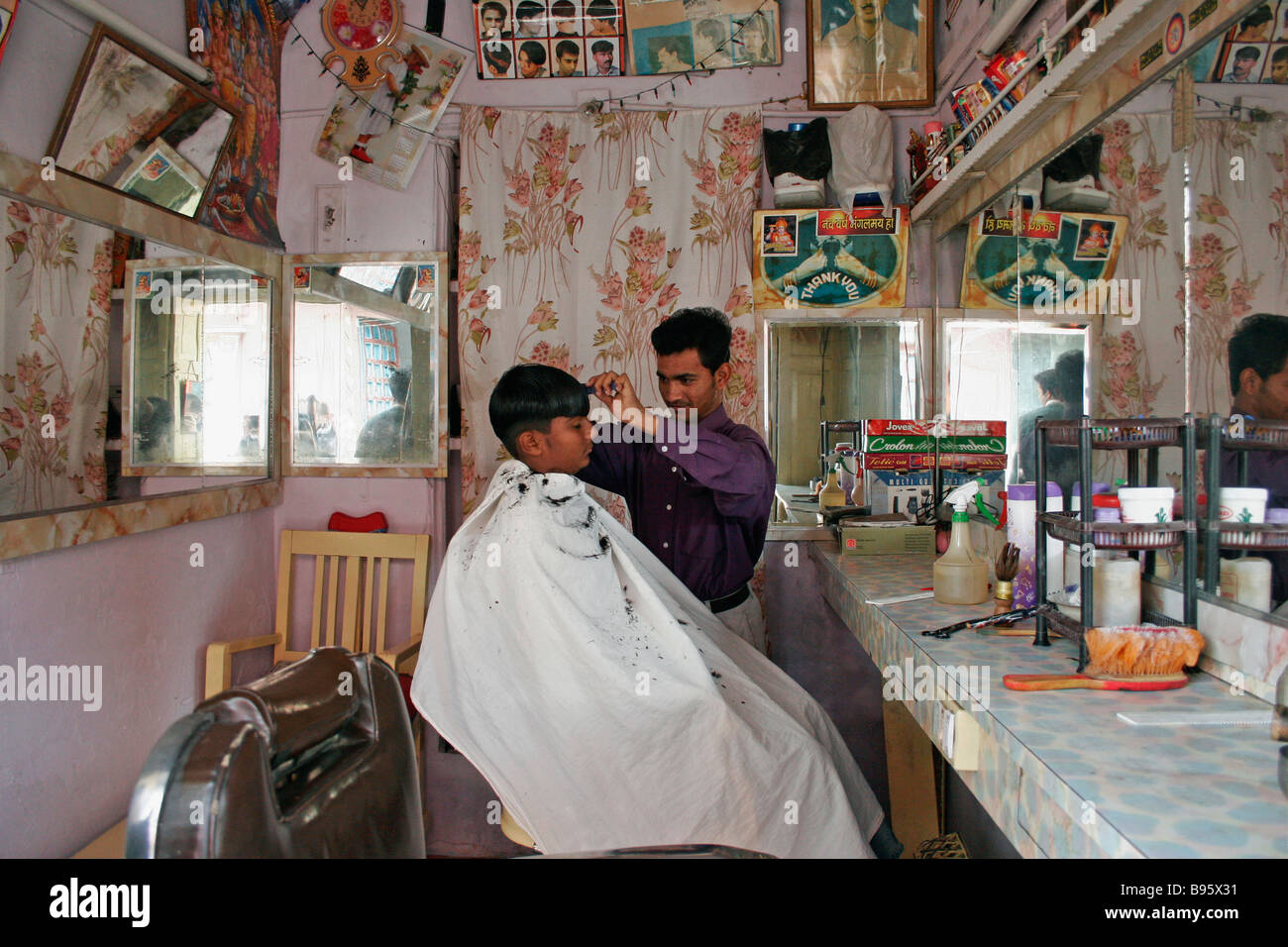 Indian barber hi-res stock photography and images - Alamy