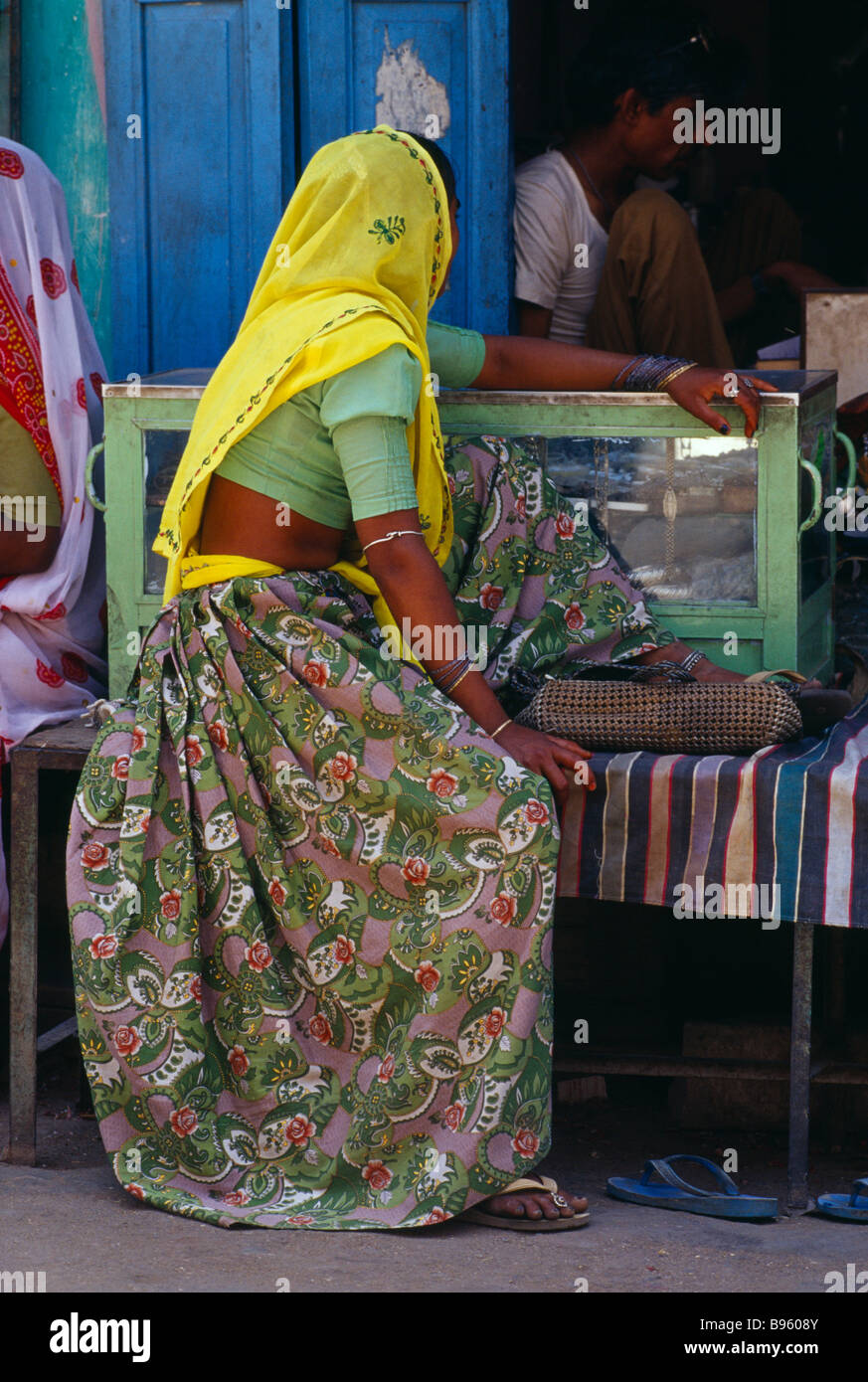 Indian woman wearing green sari hi-res stock photography and images - Alamy