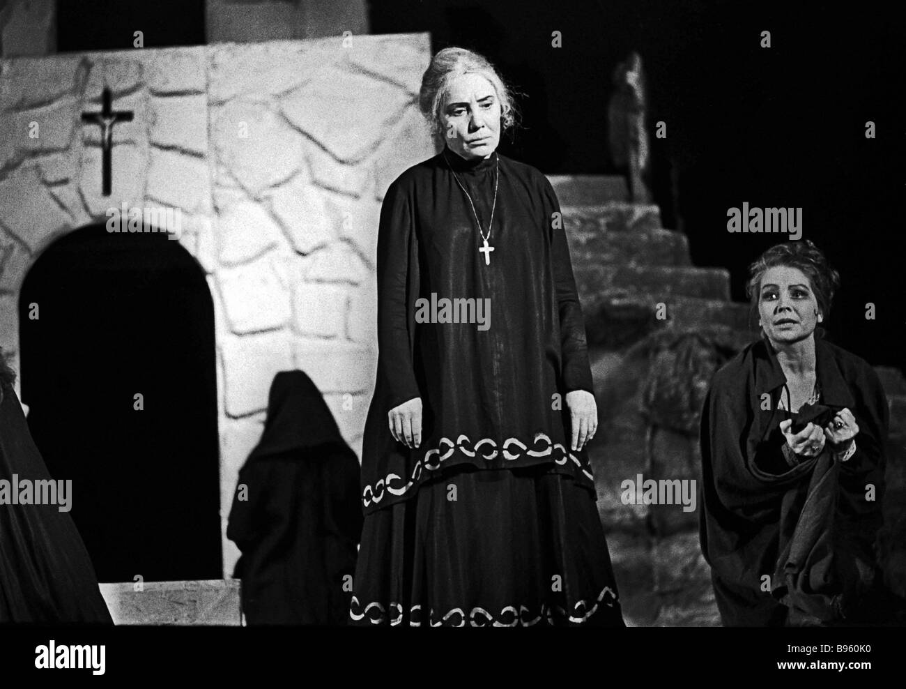 Rus xotini yashirin kamerada dugonasini sikadi