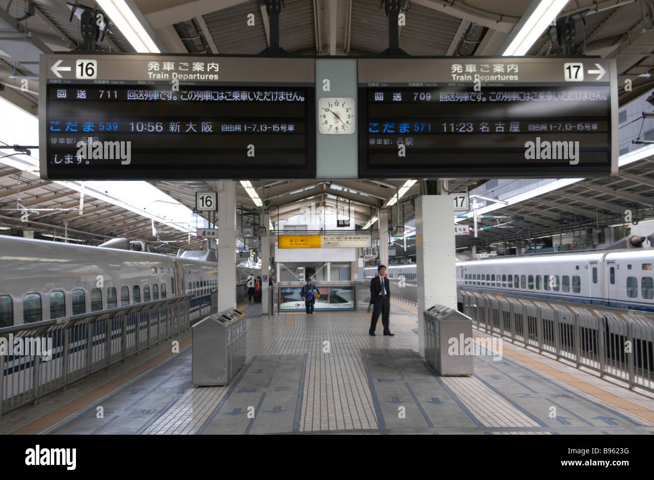 JAPAN Honshu Tokyo Tokyo Station a bilingual train departure display on the platform. Stock Photo