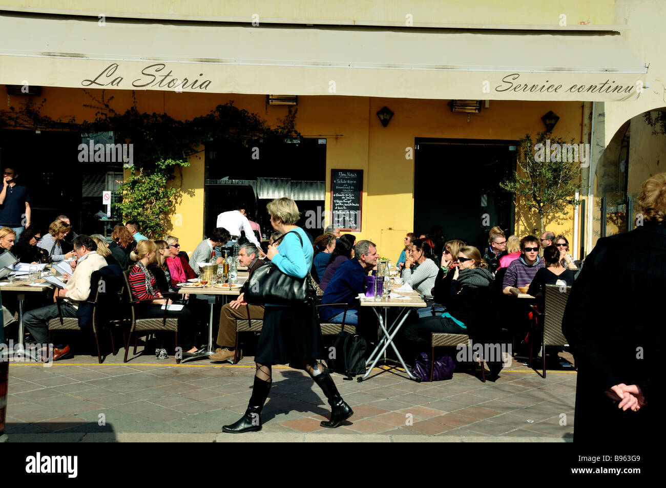 Nice, France, Front, Large Crowd People, French Brasserie Restaurant Sidewalk Crowded terrace outside on 'Cours Saleya' 'la Storia Pizzeria' tables Stock Photo