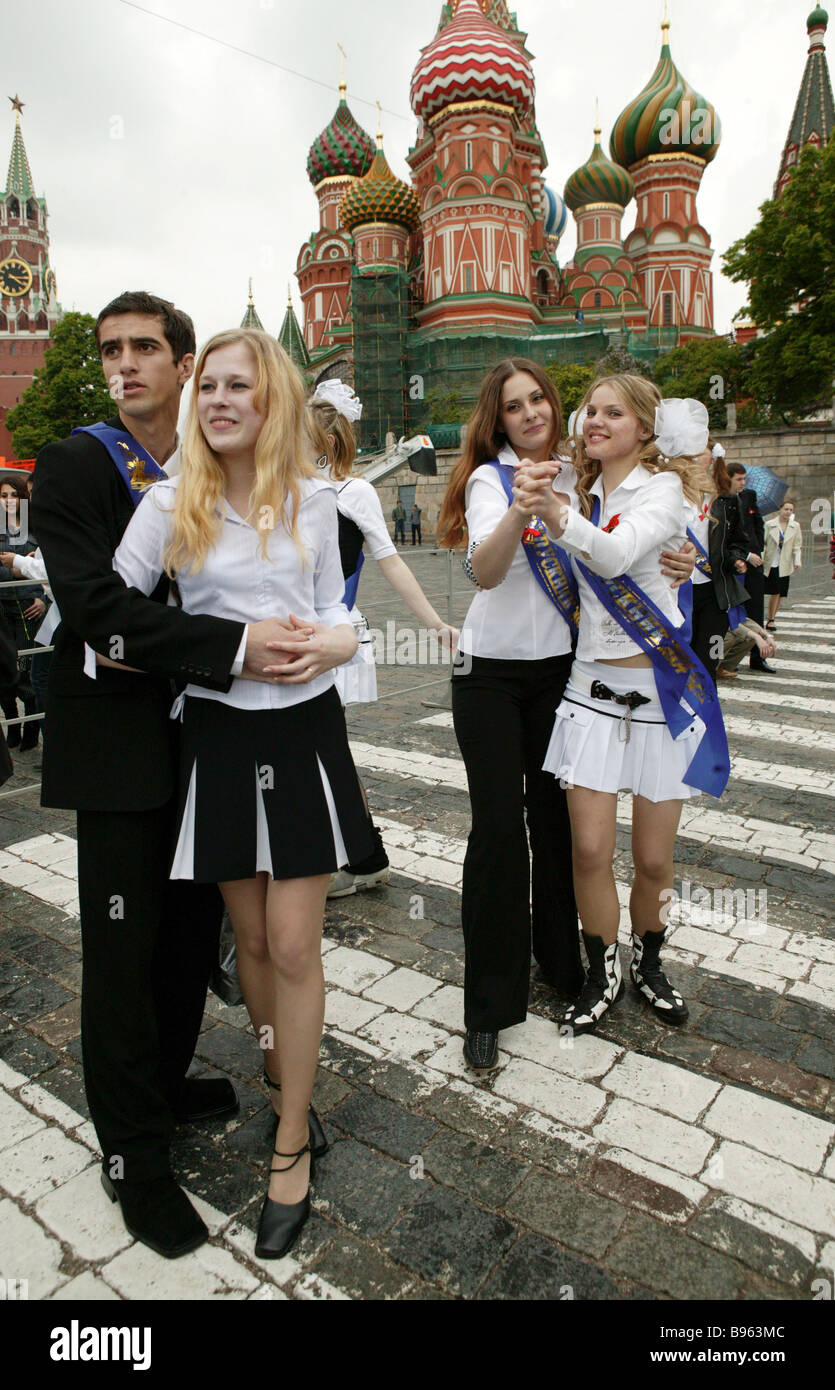 russia last bell School graduates in Red Square are celebrating the last bell which rang for  80 000 Moscow senior schoolchildren Stock Photo - Alamy