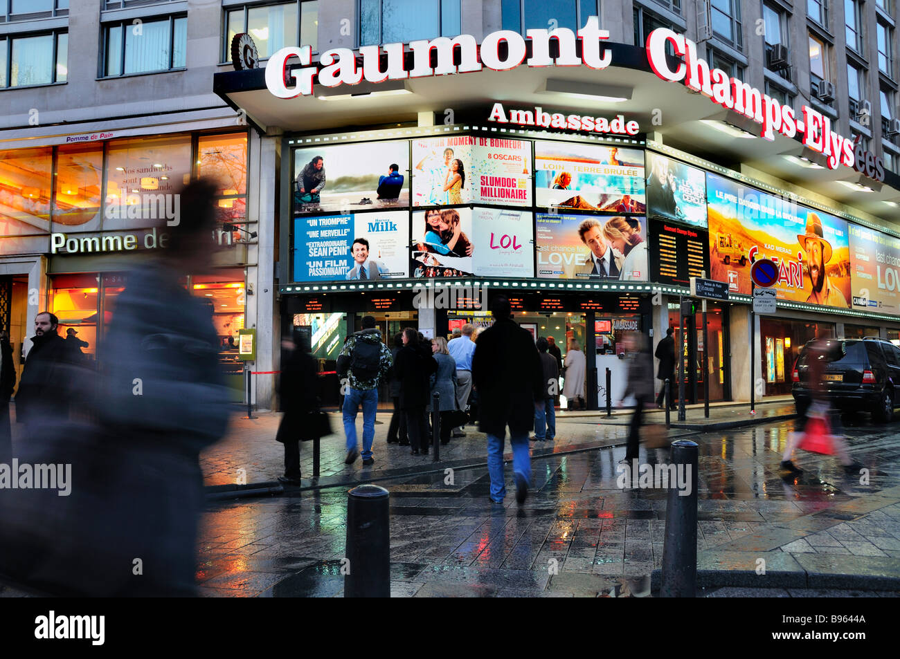 Paris Champs Elysees busy, France, Busy Street Scene Cinema Theatre, lit  up, Rain, dusk Movie Theater cinema posters Marquee, waiting outside french  Stock Photo - Alamy