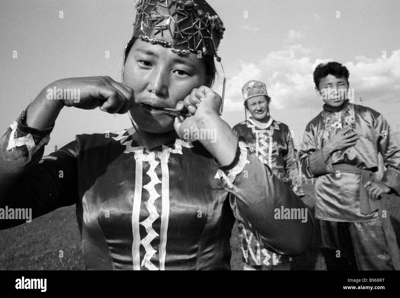 Чукчи варган. Игра на хомусе якутия. Варган хомус. Музыкальный инструмент чукчи во рту как называется. Музыкальные инструменты народов севера варган.