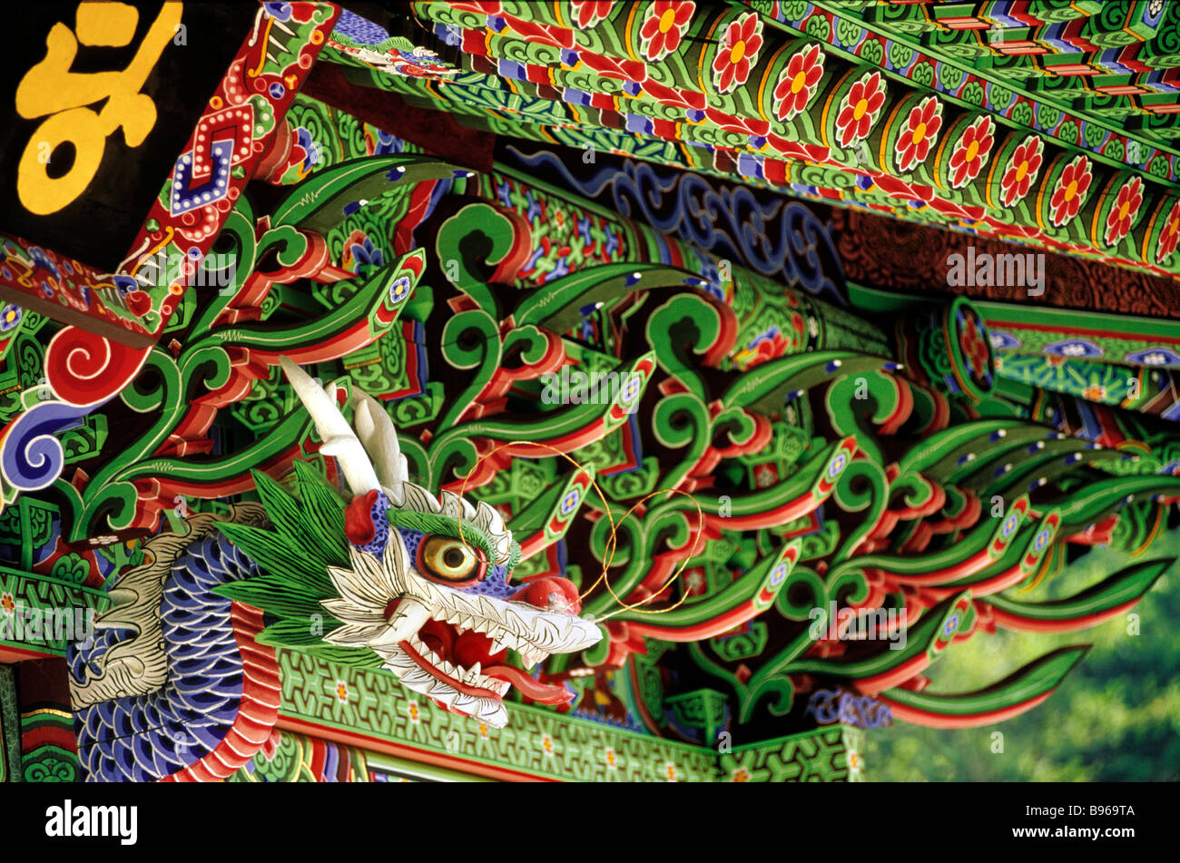 South Korea, Gangwon Province, Soraksan national park, Sinhungsa, detail of the temple, dragon head Stock Photo