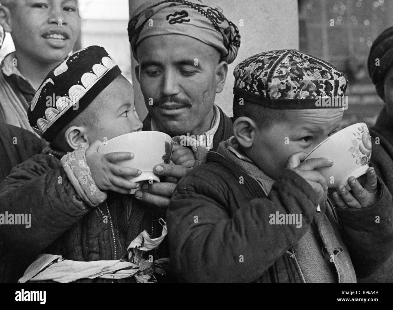 Tea house visitors drinking tea from bowls Stock Photo Alamy