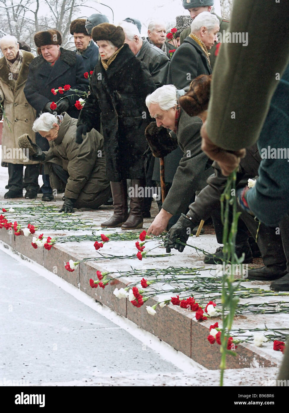 Veterans of the Great Patriotic War laying flowers at the Tomb of the ...