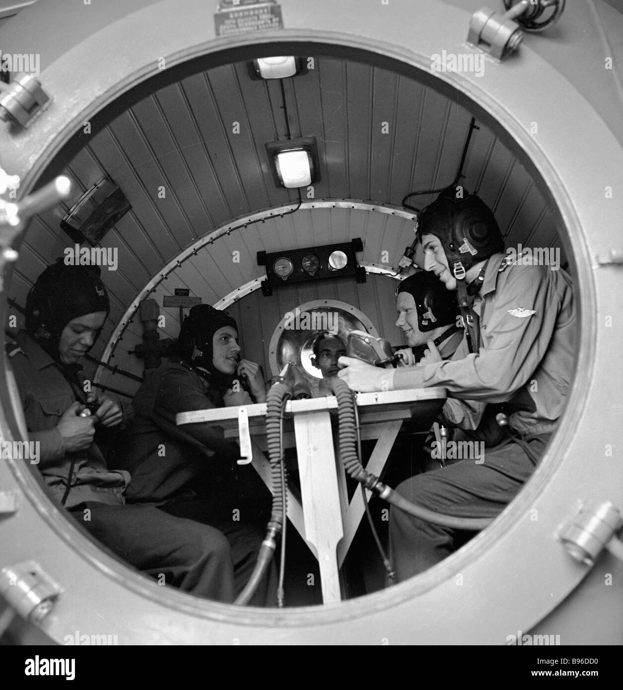 валентина терешкова тренировки к полету. леонов алексей архипович тренировки. подготовка космонавтов барокамера. подготовка гагарина к полету в космос. первый отряд космонавтов ссср.