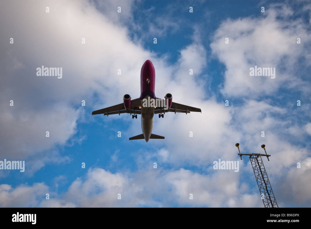 Aircraft landing at Luton Airport Stock Photo