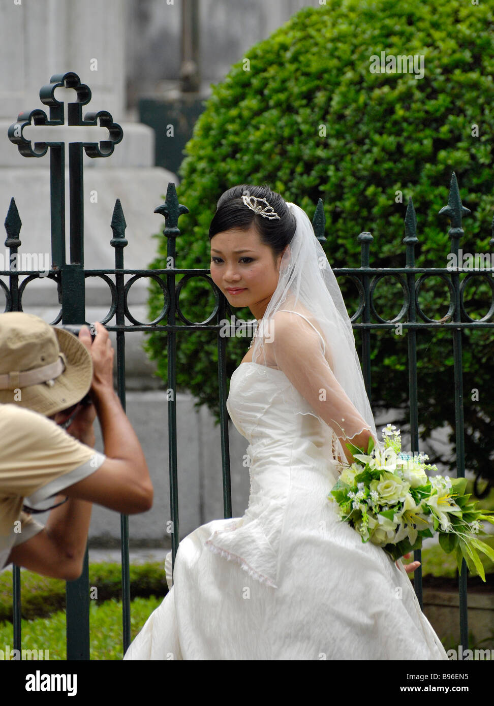 Photgraphing the bride - Vietnamese wedding at St Joseph's Cathedral, Hanoi, Vietnam Stock Photo