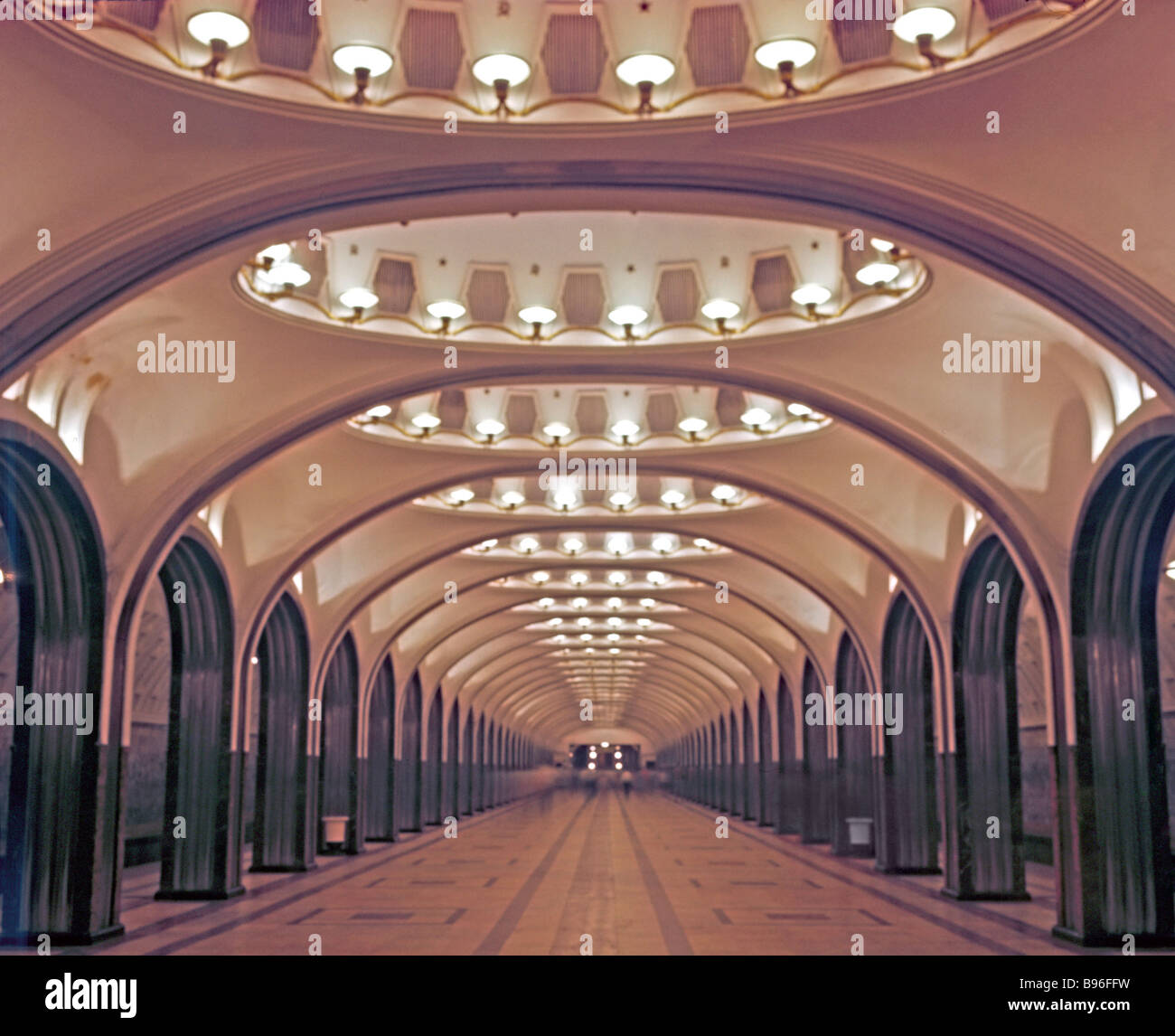 Станция метро маяковская мозаики. Что продавали на станции маяковская. Что продавали на станции маяковская. Станция маяковская москва. Что продавали на станции маяковская.