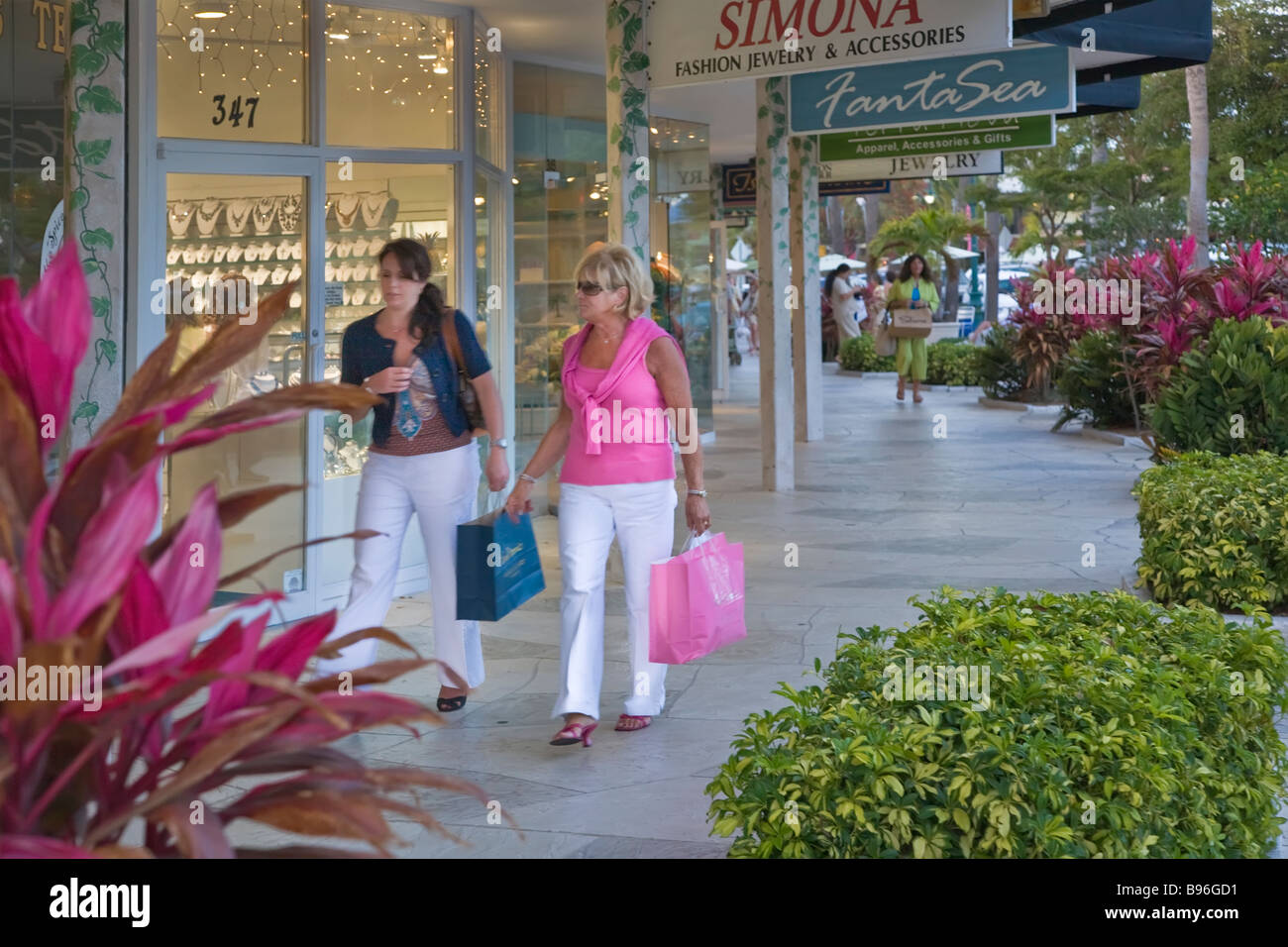 Shoppers At St Armands Circle Shopping And Dining Area On St Armands Key In Sarasota Florida Stock Photo Alamy St Armands Circle Shopping Map