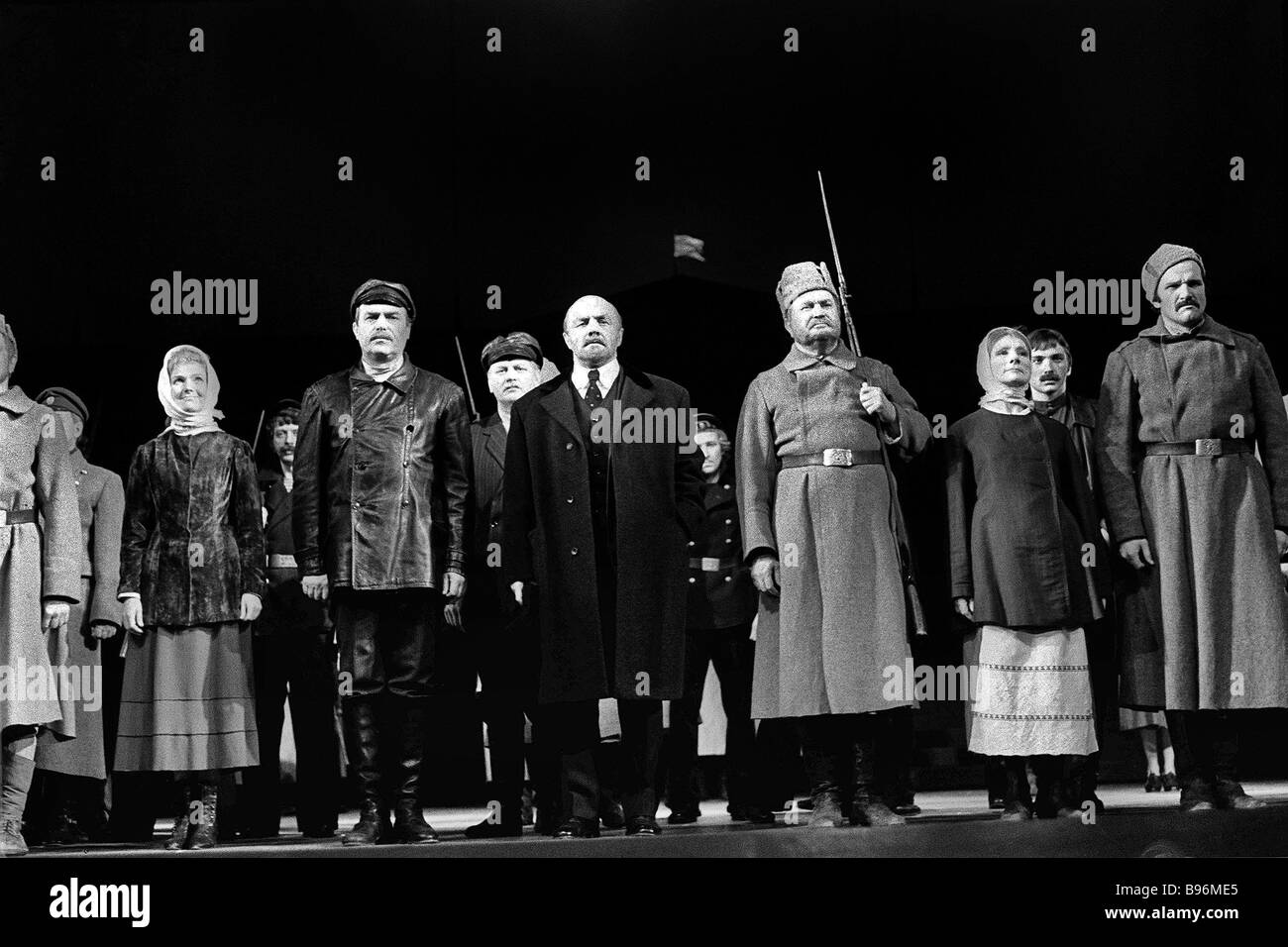 народный ленина. и. народный учитель. ленин 1910. человек с ружьем в театре им.